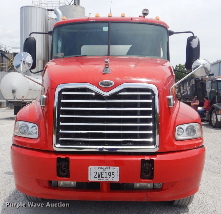 image for item GM9050 2003 Mack 600  tank truck