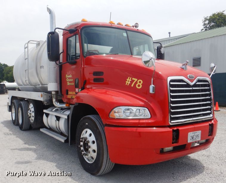image for item GM9050 2003 Mack 600  tank truck