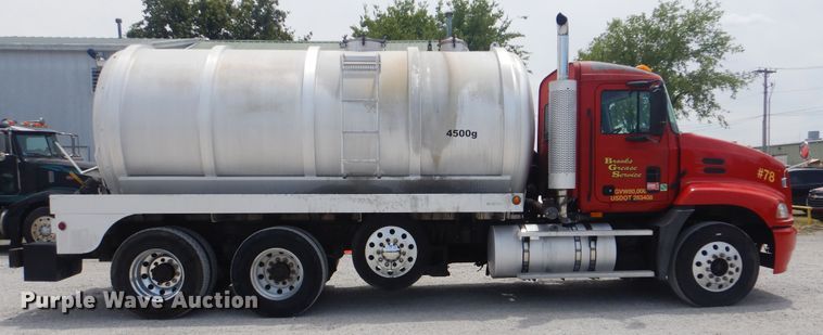 image for item GM9050 2003 Mack 600  tank truck