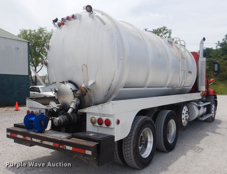 image for item GM9050 2003 Mack 600  tank truck