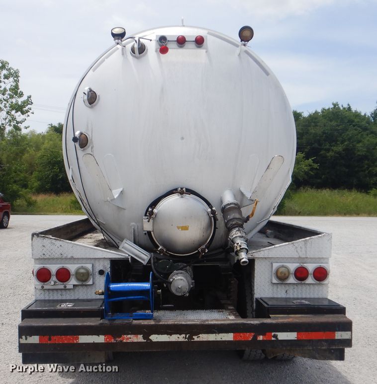 image for item GM9050 2003 Mack 600  tank truck