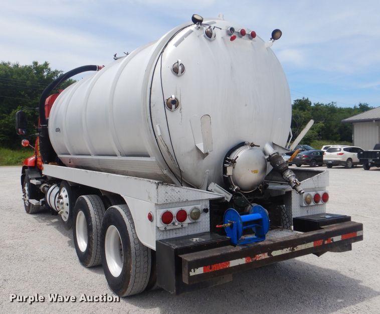 image for item GM9050 2003 Mack 600  tank truck