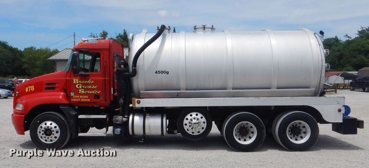 image for item GM9050 2003 Mack 600  tank truck