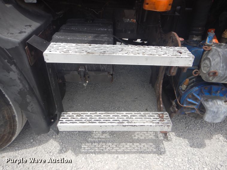 image for item GM9050 2003 Mack 600  tank truck