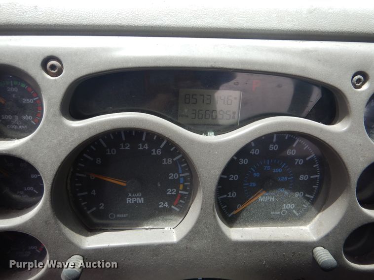 image for item GM9050 2003 Mack 600  tank truck