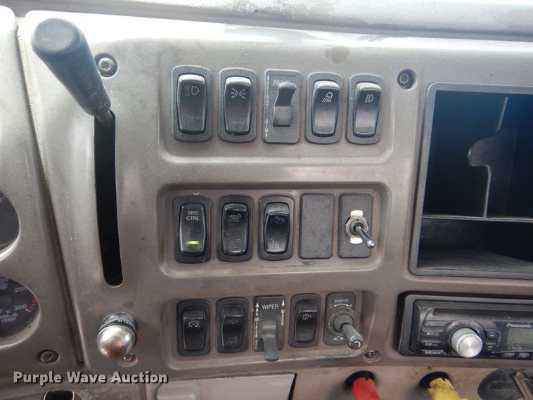 image for item GM9050 2003 Mack 600  tank truck