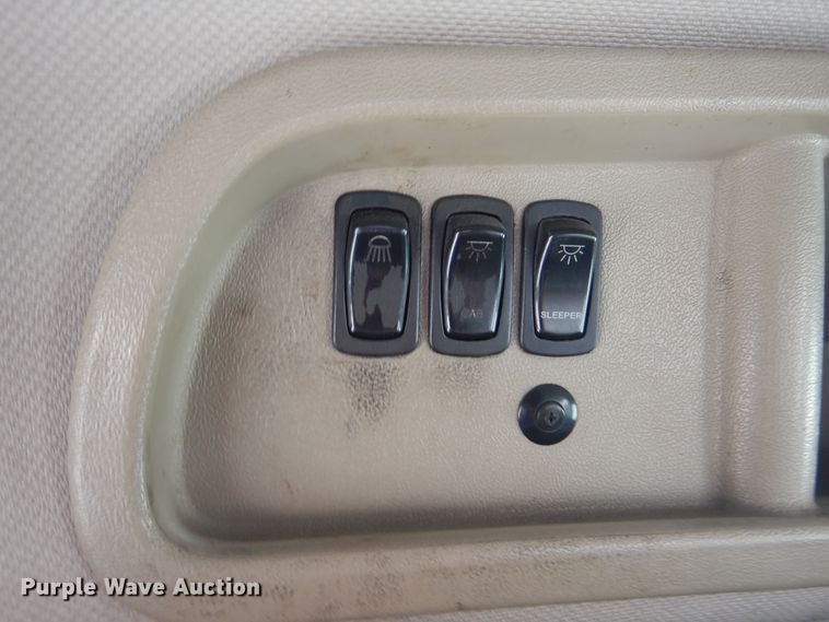 image for item GM9050 2003 Mack 600  tank truck