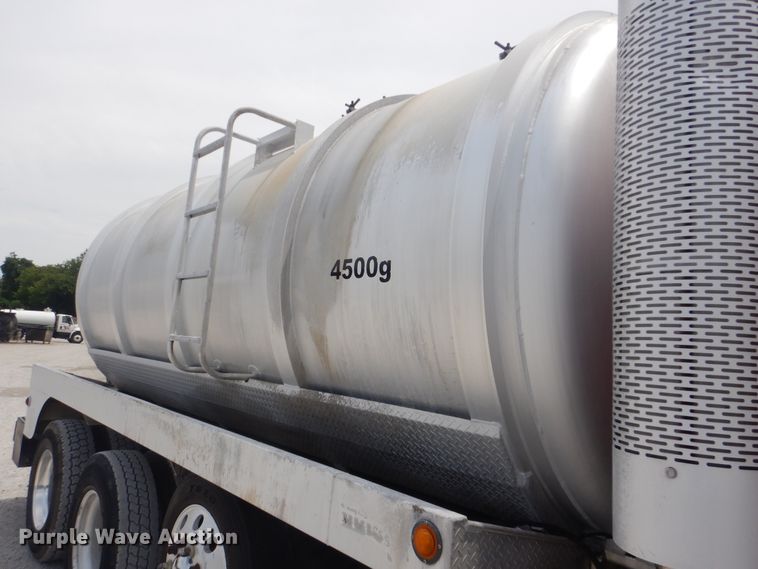 image for item GM9050 2003 Mack 600  tank truck