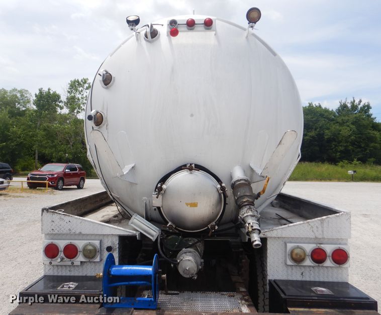 image for item GM9050 2003 Mack 600  tank truck
