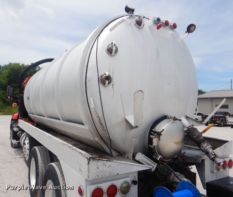 image for item GM9050 2003 Mack 600  tank truck