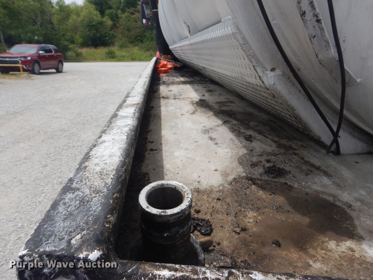 image for item GM9050 2003 Mack 600  tank truck