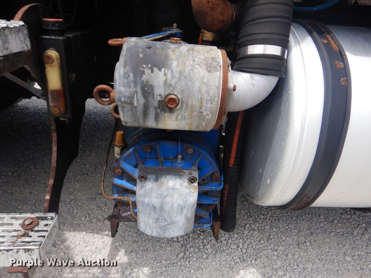 image for item GM9050 2003 Mack 600  tank truck