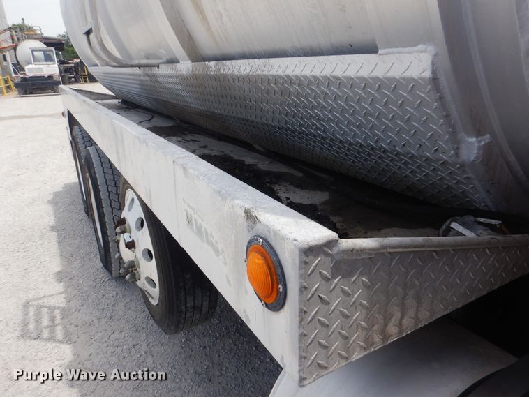 image for item GM9050 2003 Mack 600  tank truck