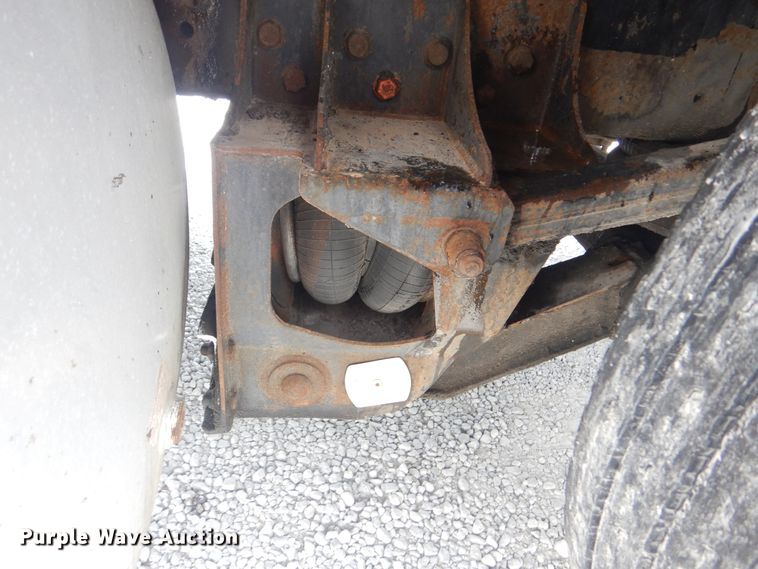 image for item GM9050 2003 Mack 600  tank truck