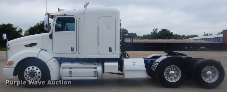 image for item GM9058 2012 Peterbilt 384  semi truck