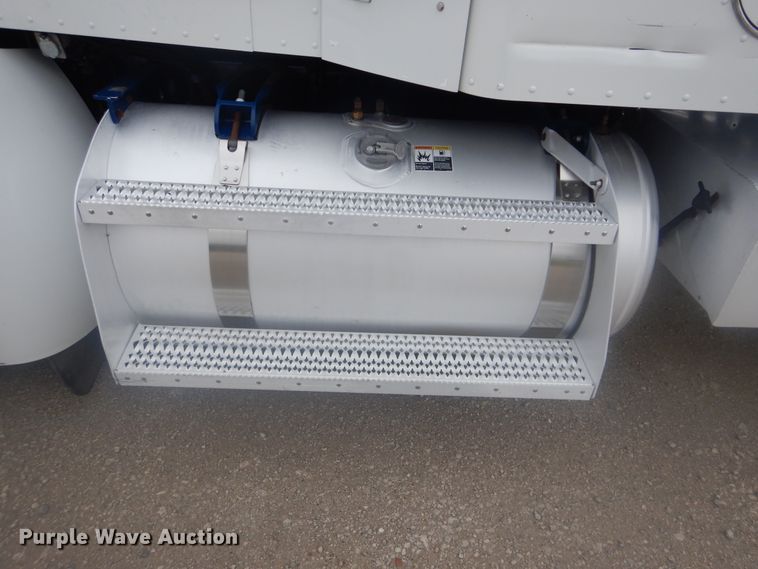 image for item GM9058 2012 Peterbilt 384  semi truck