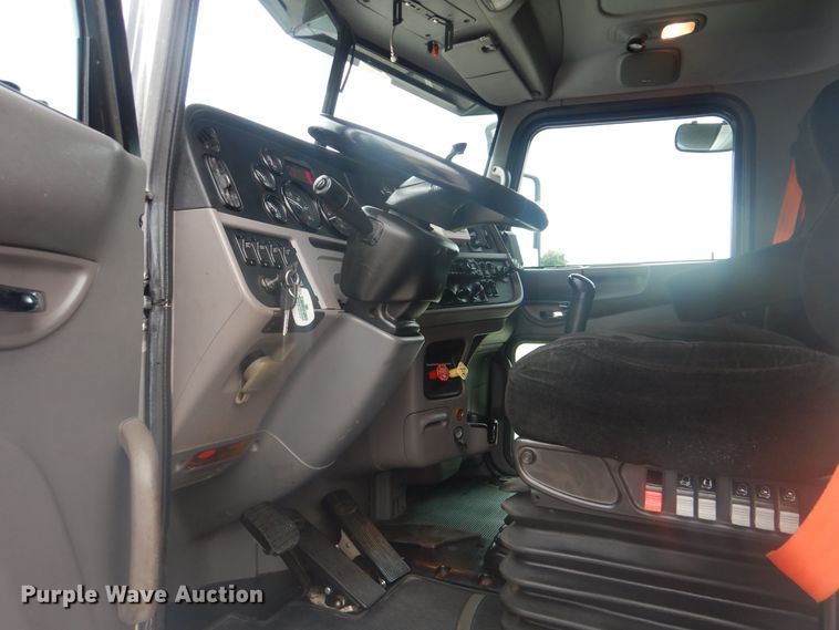 image for item GM9058 2012 Peterbilt 384  semi truck