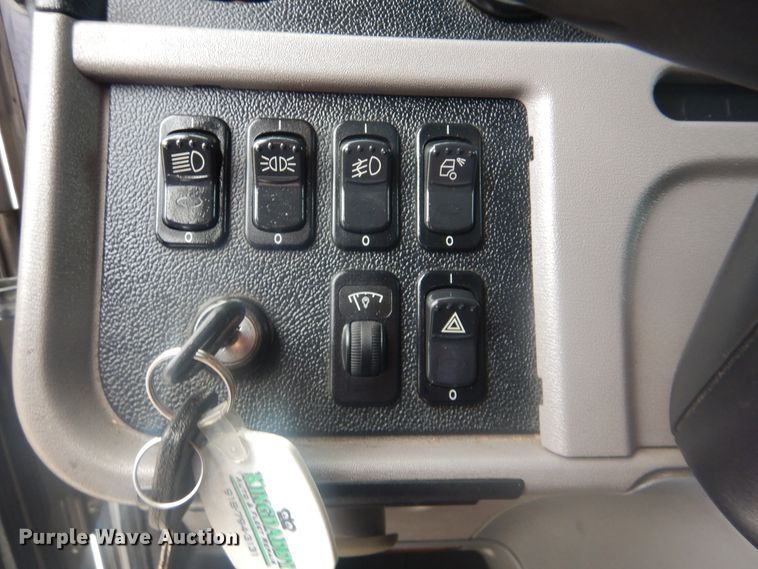 image for item GM9058 2012 Peterbilt 384  semi truck