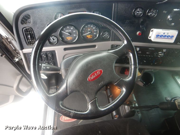 image for item GM9058 2012 Peterbilt 384  semi truck