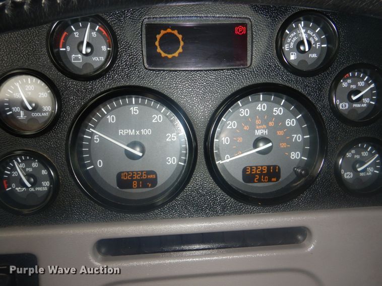 image for item GM9058 2012 Peterbilt 384  semi truck