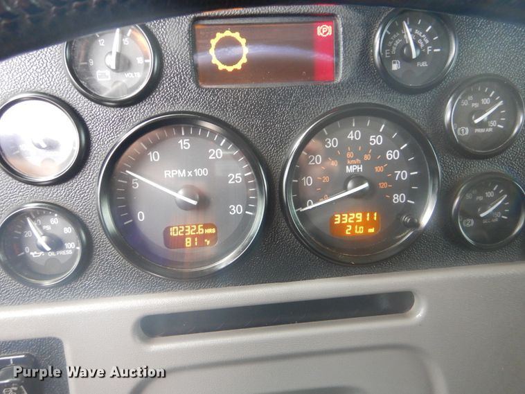 image for item GM9058 2012 Peterbilt 384  semi truck