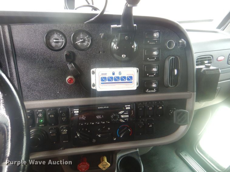 image for item GM9058 2012 Peterbilt 384  semi truck