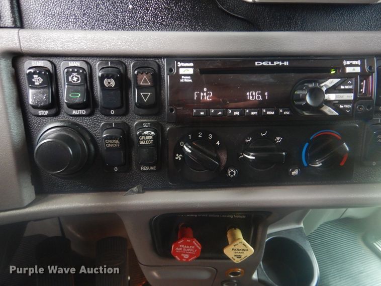 image for item GM9058 2012 Peterbilt 384  semi truck