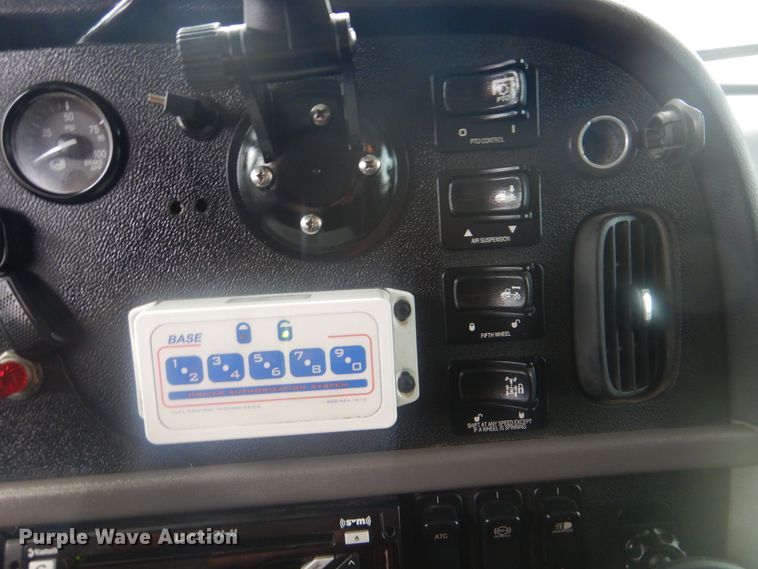 image for item GM9058 2012 Peterbilt 384  semi truck