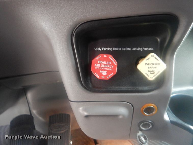 image for item GM9058 2012 Peterbilt 384  semi truck