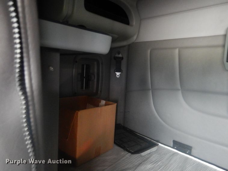 image for item GM9058 2012 Peterbilt 384  semi truck