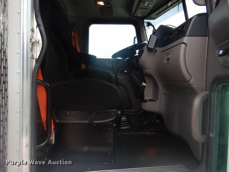 image for item GM9058 2012 Peterbilt 384  semi truck