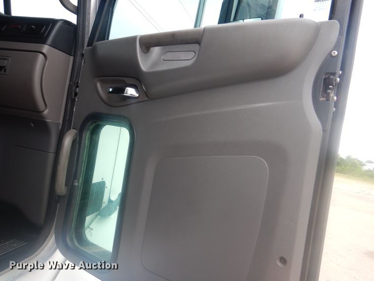 image for item GM9058 2012 Peterbilt 384  semi truck