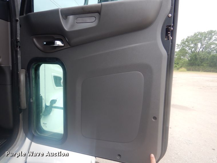 image for item GM9058 2012 Peterbilt 384  semi truck