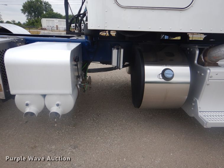 image for item GM9058 2012 Peterbilt 384  semi truck