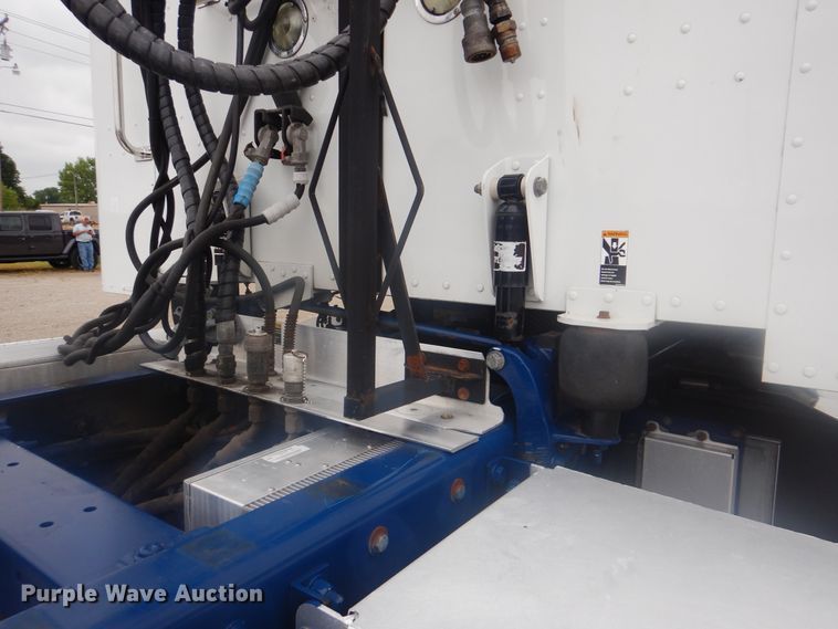 image for item GM9058 2012 Peterbilt 384  semi truck