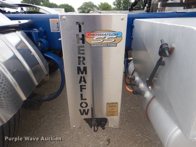 image for item GM9058 2012 Peterbilt 384  semi truck