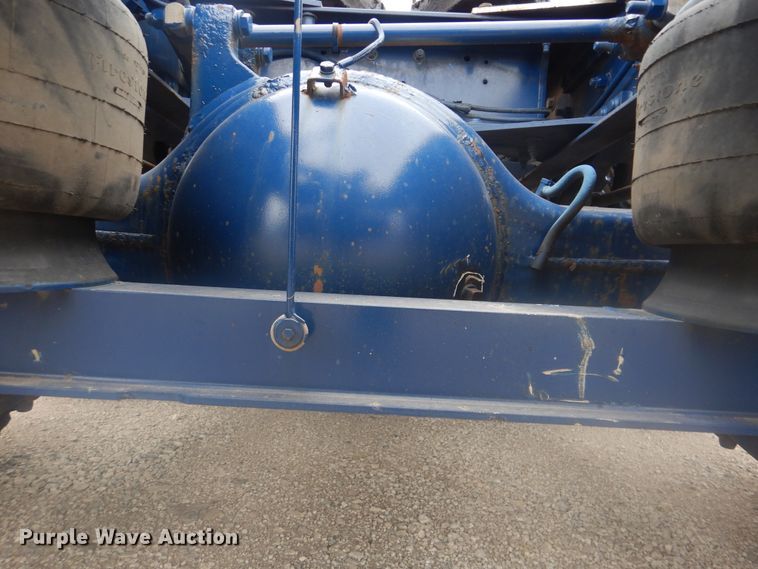 image for item GM9058 2012 Peterbilt 384  semi truck