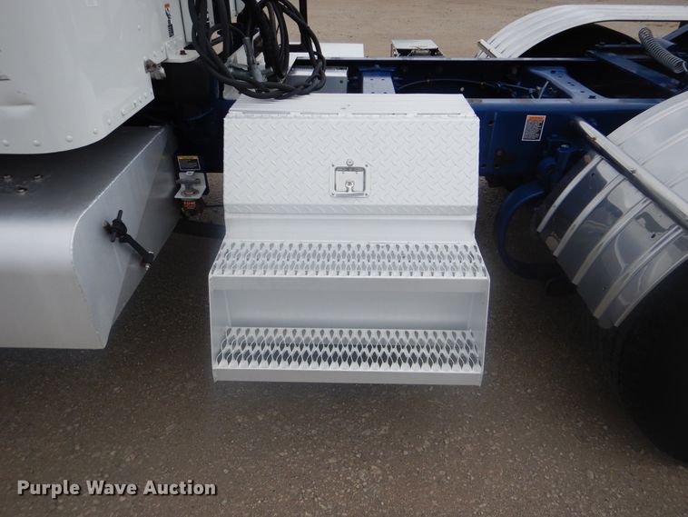 image for item GM9058 2012 Peterbilt 384  semi truck