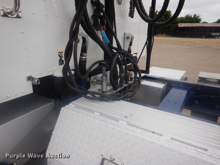 image for item GM9058 2012 Peterbilt 384  semi truck