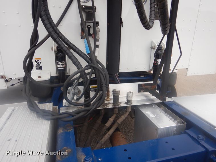 image for item GM9058 2012 Peterbilt 384  semi truck