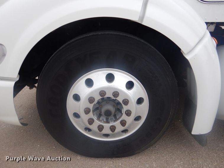 image for item GM9058 2012 Peterbilt 384  semi truck