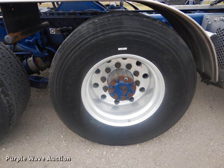 image for item GM9058 2012 Peterbilt 384  semi truck