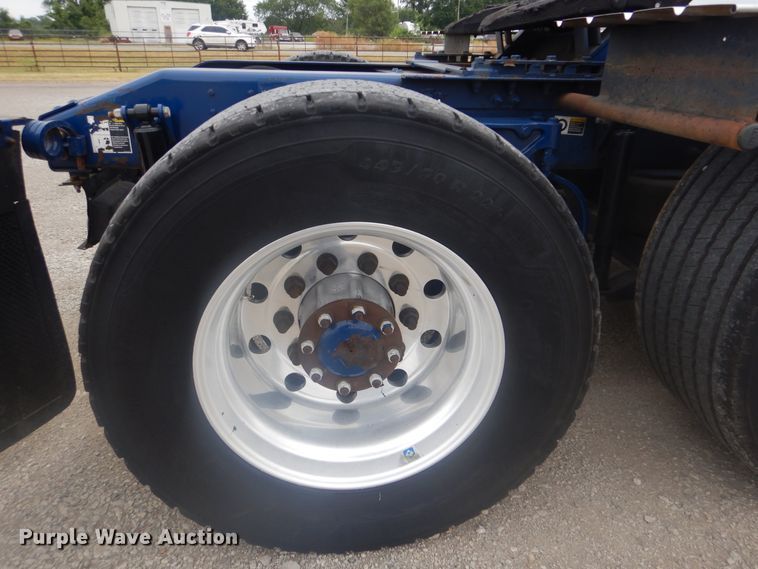 image for item GM9058 2012 Peterbilt 384  semi truck