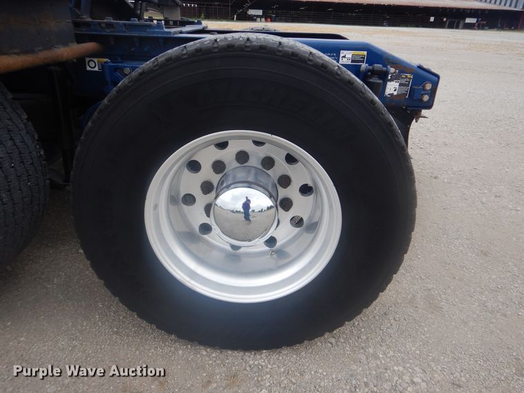 image for item GM9058 2012 Peterbilt 384  semi truck