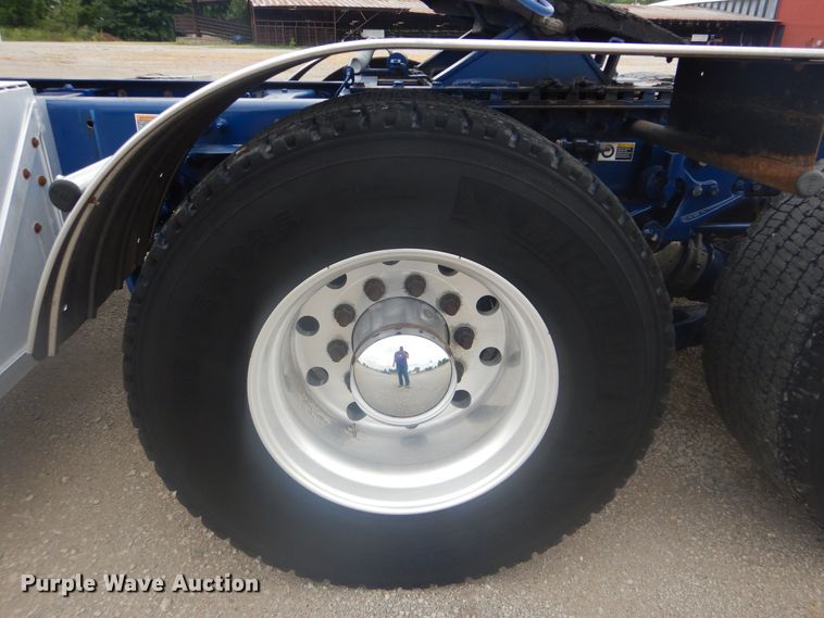 image for item GM9058 2012 Peterbilt 384  semi truck