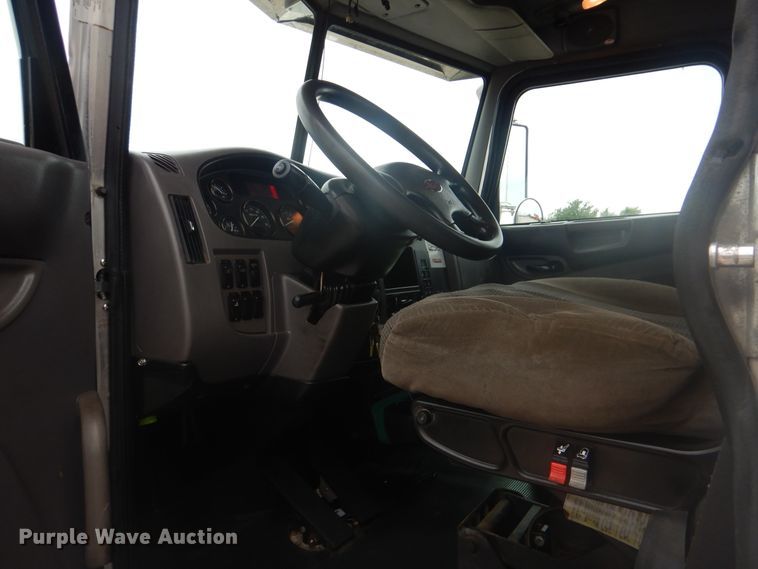 image for item GM9059 2012 Peterbilt 337  tire service truck