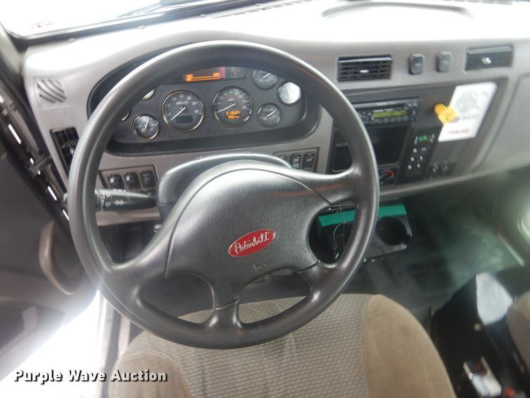 image for item GM9059 2012 Peterbilt 337  tire service truck