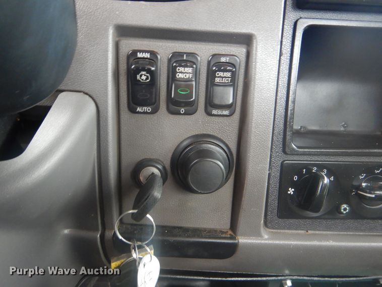 image for item GM9059 2012 Peterbilt 337  tire service truck