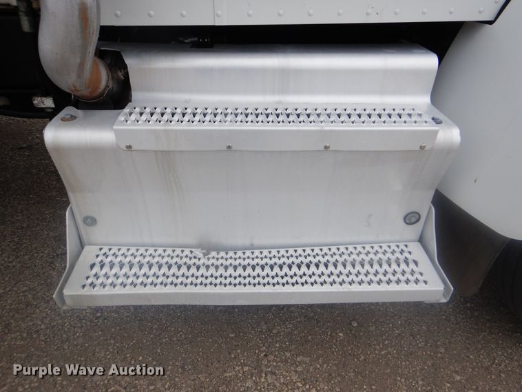 image for item GM9059 2012 Peterbilt 337  tire service truck