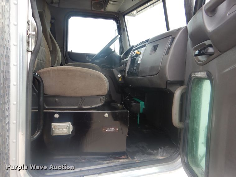 image for item GM9059 2012 Peterbilt 337  tire service truck